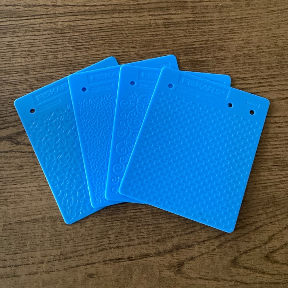 Sent a 4 Fiskars Texture Plates (Lot 2)